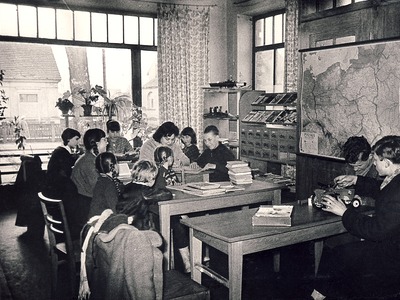 Zajęcia sprawnych rąk w czytelni (1964r.)