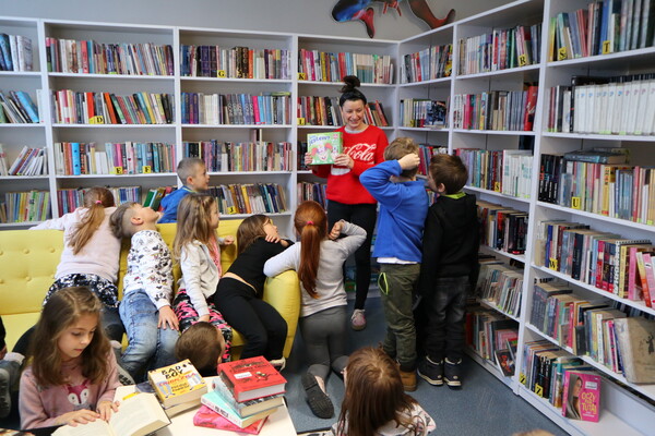 Lekcja biblioteczna z klasą I z SP2