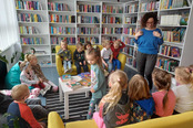 Dzieci z Przedszkola Katolickiego w bibliotece