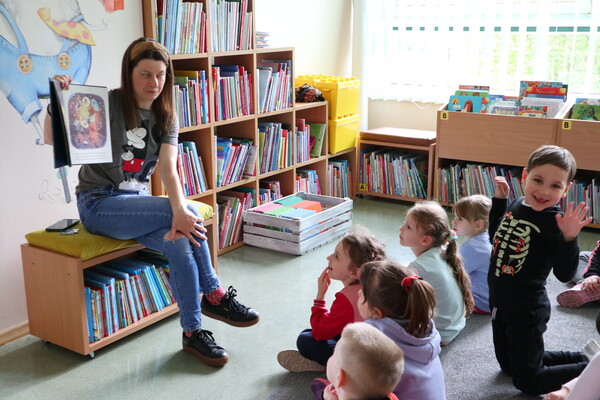 Słoneczka z PP nr 1 w bibliotece