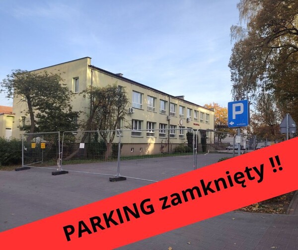 Parking przed budynkiem biblioteki zamknięty!!